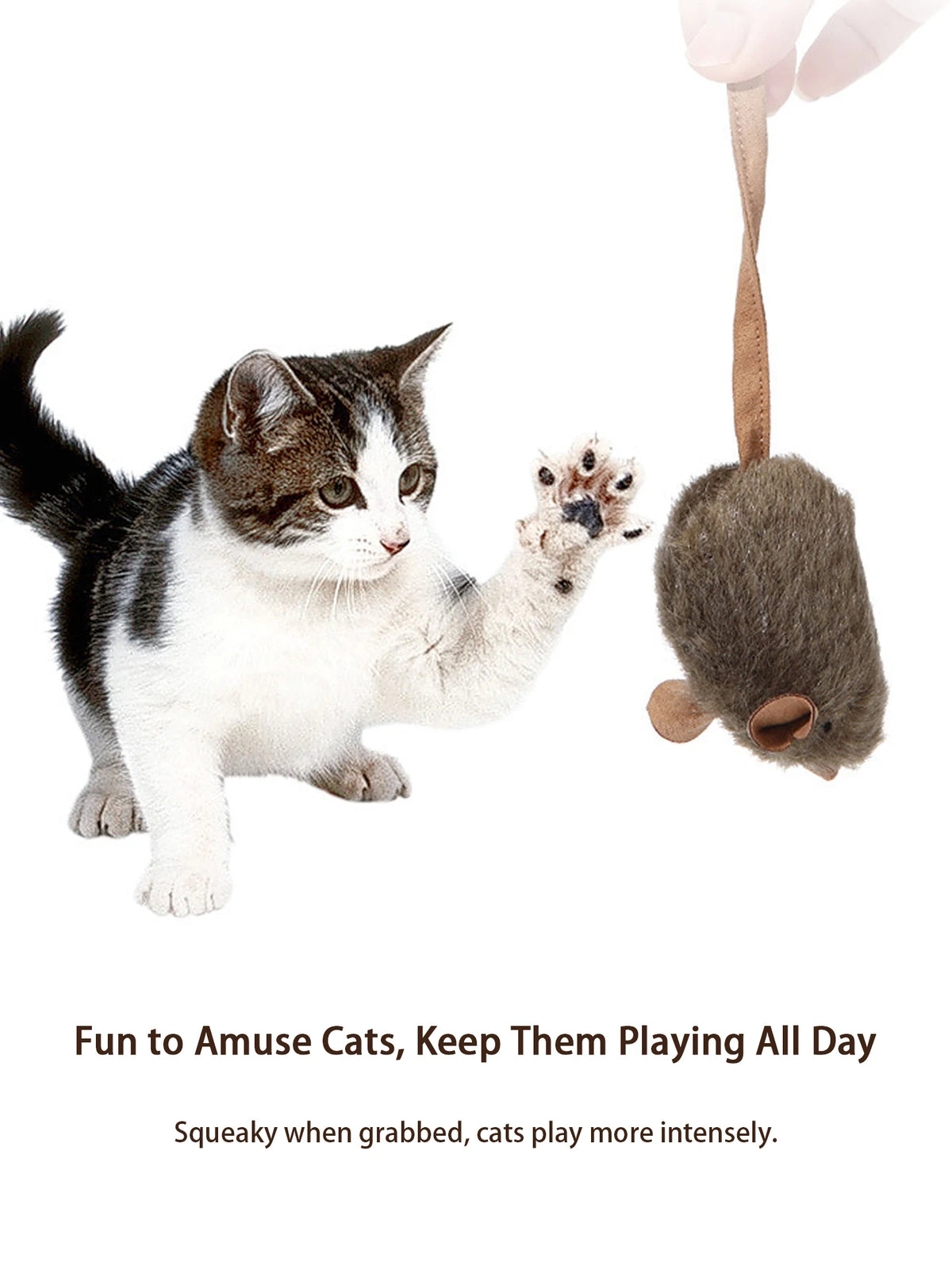 Un chaton joue avec un jouet de souris simulé et doux gris.
