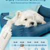 Ein weißer Hund entspannt sich in einem blauen Pflegetool mit elektrischem Nagelschere und -fräser sichtbar.