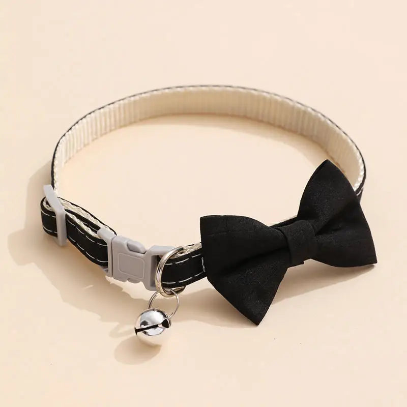 طوق قطة مع جرس وتصميم فيونكة قابل للتعديل للقطط والكلاب الصغيرة
