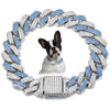 Silberner Diamant-Kettenschmuck für Hundehalskette mit blauen Akzenten, getragen von einem Hund.