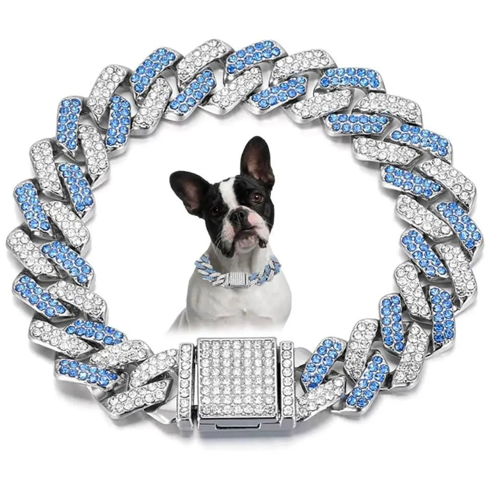 Silberner Diamant-Kettenschmuck für Hundehalskette mit blauen Akzenten, getragen von einem Hund.