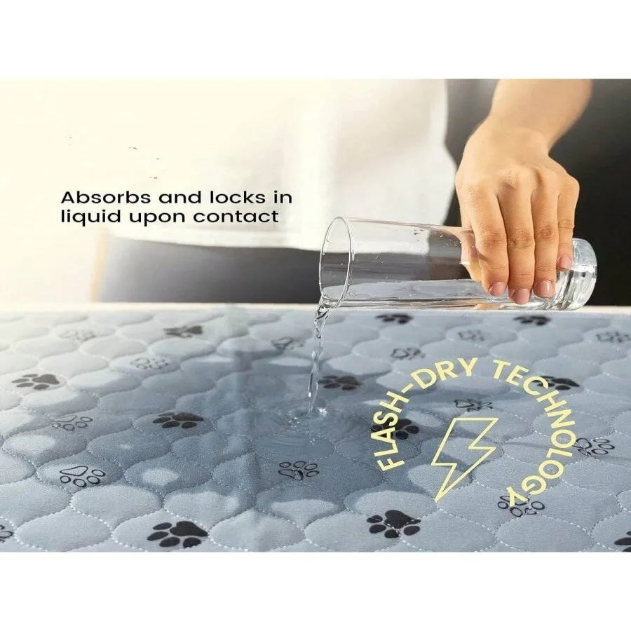 Eine Hand gießt Flüssigkeit aus einem Glas auf eine graue gesteppte Matte, die flash-dry Technologie wiederverwendbarer, wasc