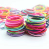 Una colección de bandas elásticas para el pelo de colores brillantes como rosa, naranja, verde y azul.