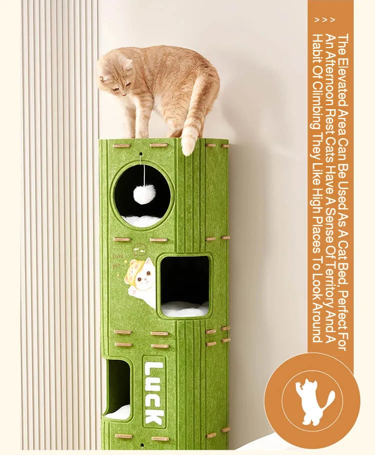 Una casa para gato verde con entrada y tabla de arañazos, junto a un gato.