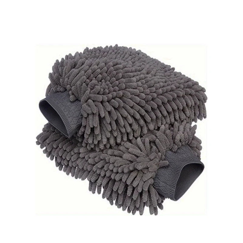Un par de guantes de lavado de coches de chenilla de microfibra gris oscuro con una superficie texturizada y peluda.