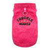 Veste pour chien rose vif et douce avec un fermoir métallique.