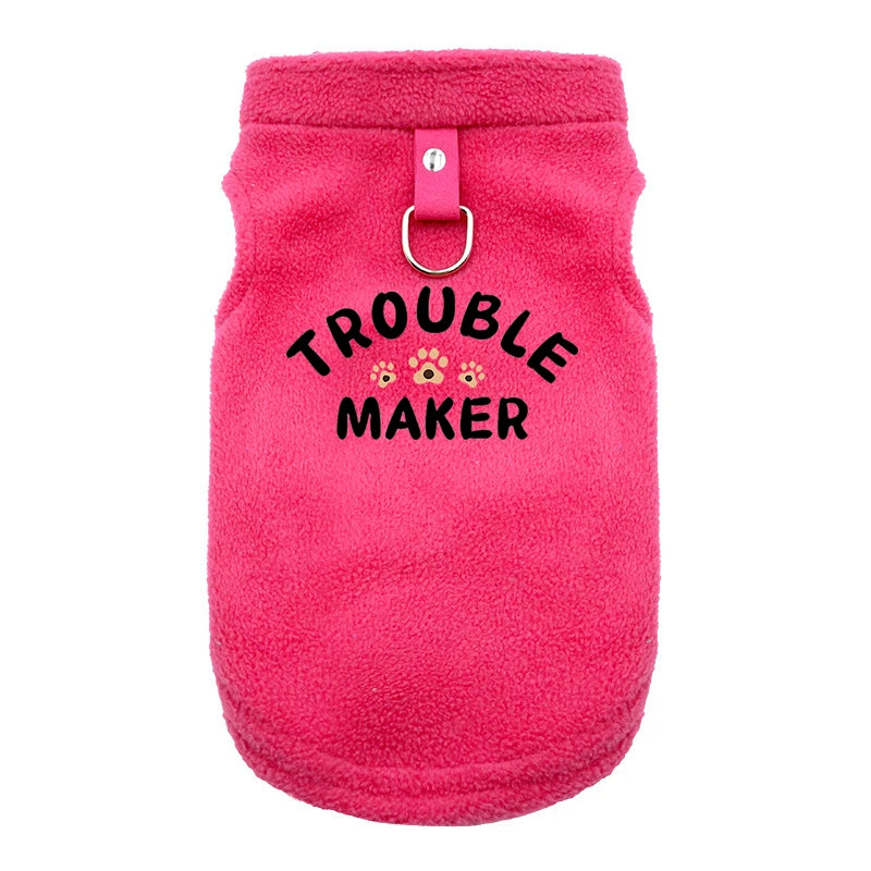 Veste pour chien rose vif et douce avec un fermoir métallique.