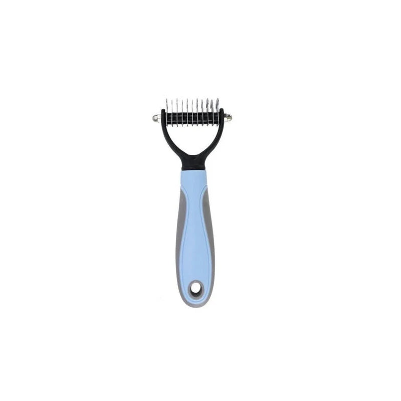 Gros plan d'une brosse à désherber avec deux côtés, poils noirs et manche bleu clair.