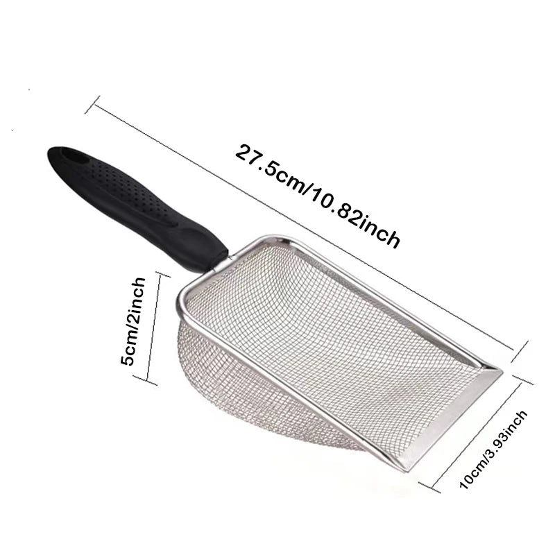 Une pelle pour litière d'animaux en acier inoxydable avec un manche noir et une surface en maille, vue en angle.