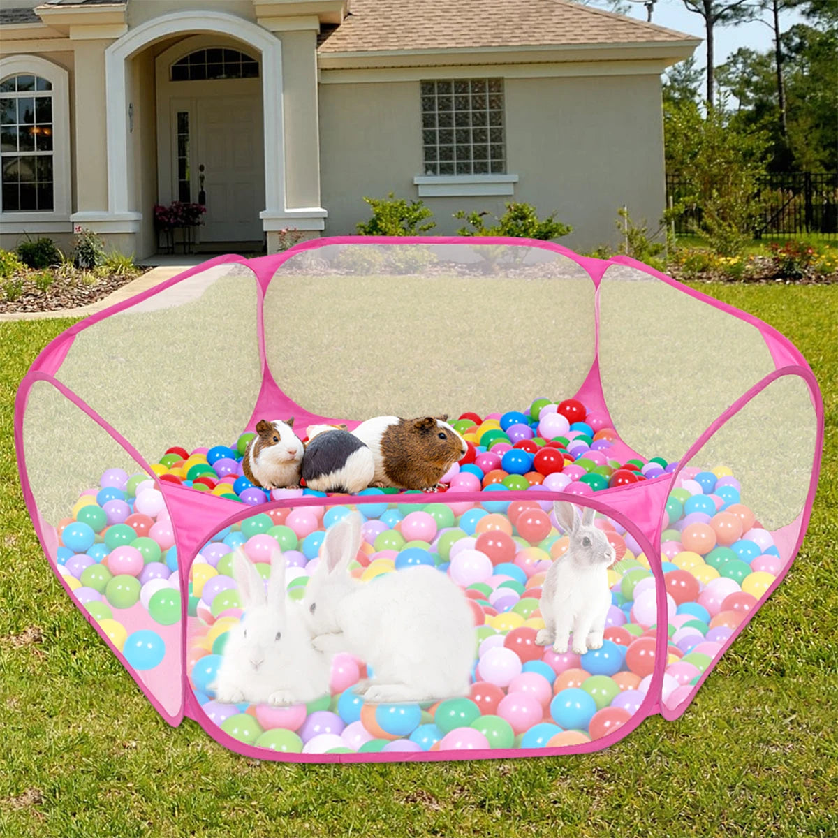 Pinkes tragbares Pet-Playpen mit Maschenseiten, gefüllt mit bunten Ballons und Hasen auf einer grünen Rasen.