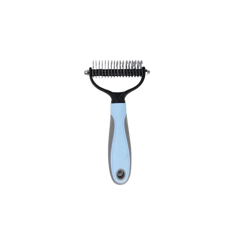 Une brosse à déshabang bleu clair pour animaux avec des poils noirs et une poignée.