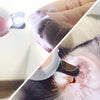 Eine Hand drückt eine LED-Nagelschere auf das Ohr einer Katze, um Milben zu entfernen.