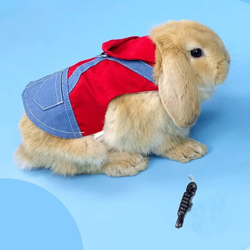 Jouet en peluche de lapin brun et duvete, portant un costume en jean et rouge pour petits animaux.