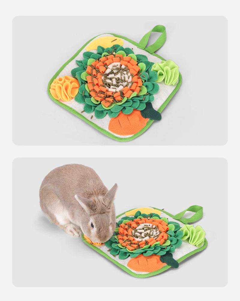 Grüne Matte mit orangefarbener Blumen- und grüner Griffform, neben einem kleinen grauen Kaninchen.