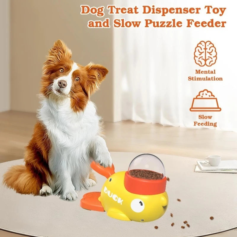 Distributeur de friandises en forme de canard jaune sur une table avec des friandises éparpillées.