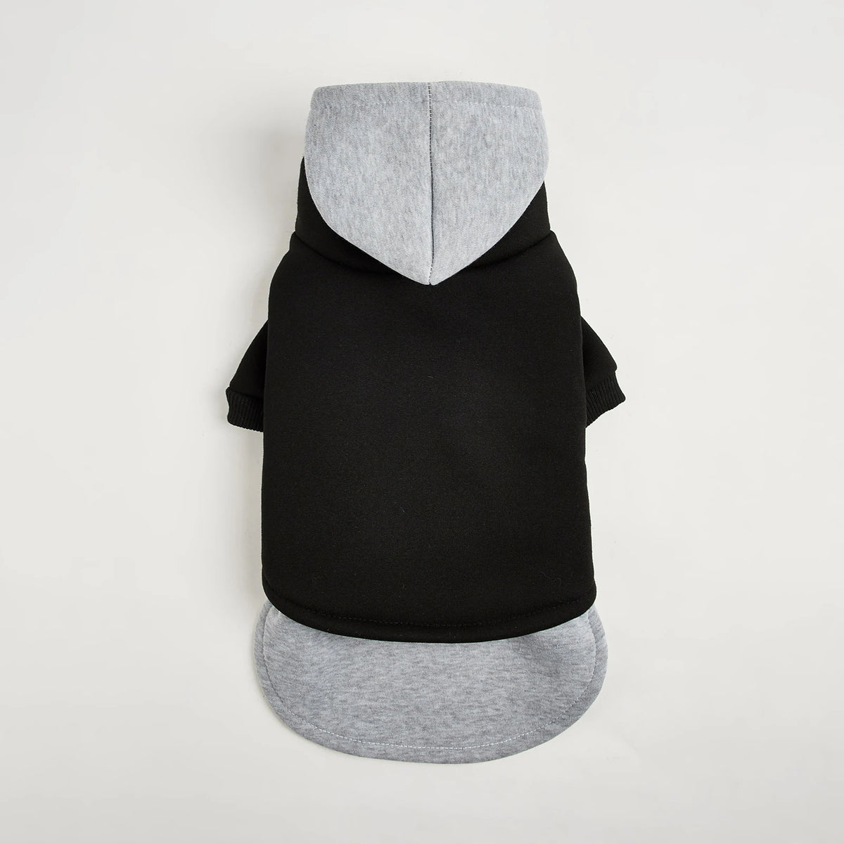 Dicker schwarzer Winterpullover für Hunde mit grauem Kapuzen- und Saumdesign.