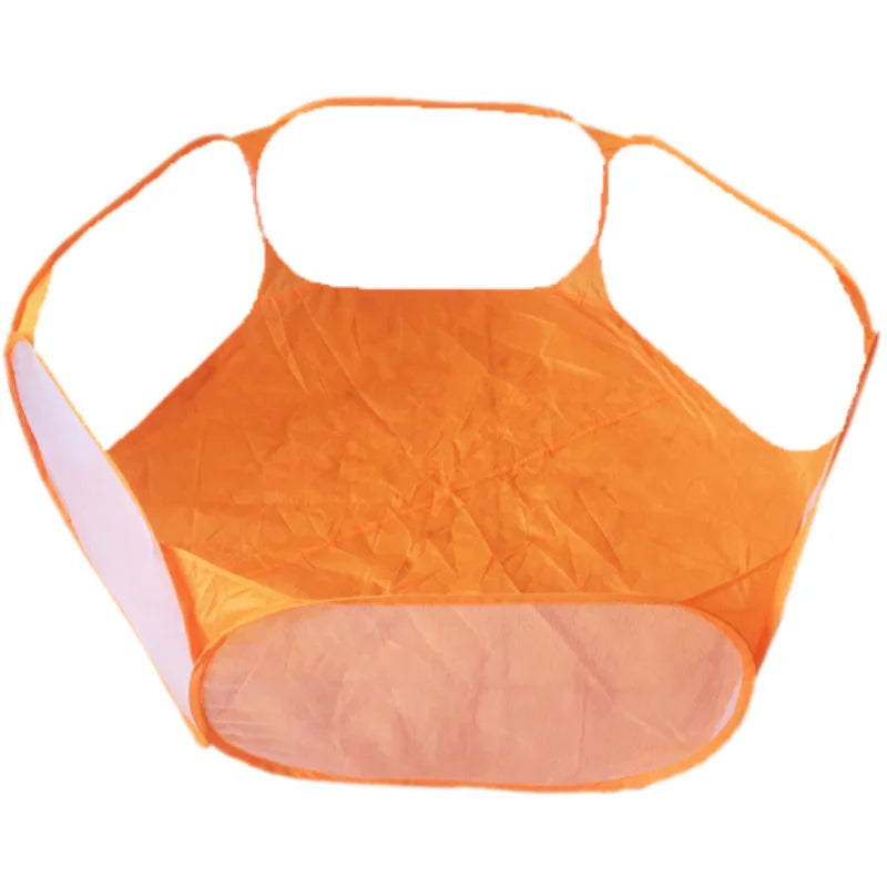 Tente portable orange pour jeu d'animal avec structure arrondie et ouverte.
