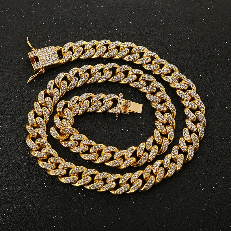 Dicke, goldene Metall-Kettenhalskette aus Kupfer für Haustiere mit Diamantakzenten, in spiralförmiger Anordnung.