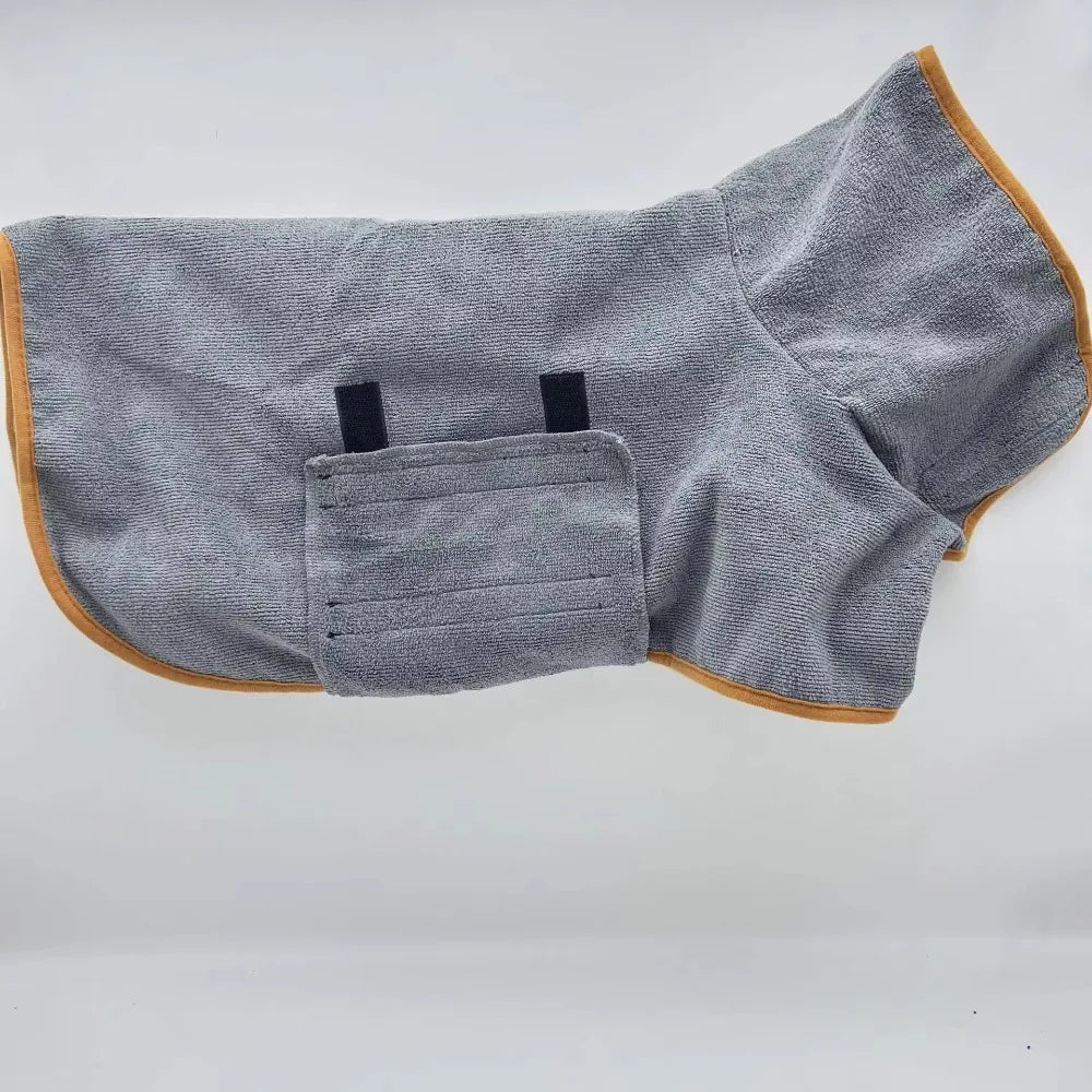 Baba de perro gris de secado rápido con correas negras y un bolsillo, mostrado plano.