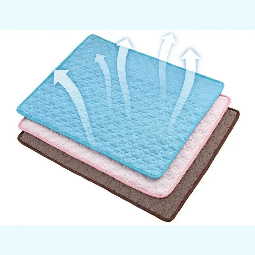 Un tapis pour animaux bleu auto-refroidissant avec des flèches indiquant le flux d'air, superposé sur un tapis marron.