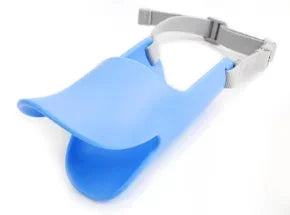Hellblaue Silikon-Duckbill-Mundstück für Hundetraining mit grauem, verstellbarem Riemen.