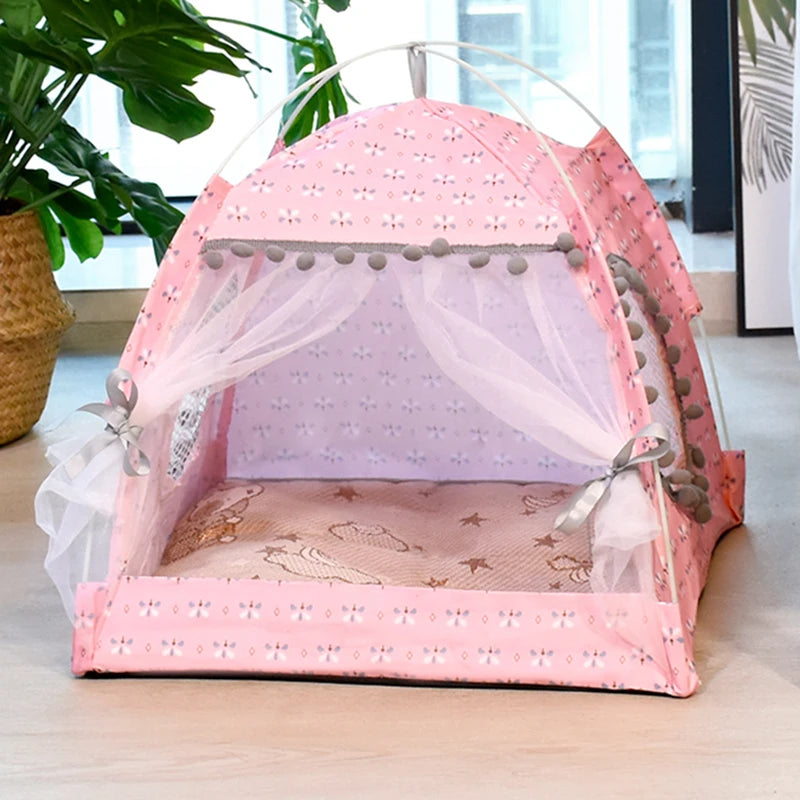 Lit pour animal en forme de fleur rose semi-fermé avec drapé en tissu transparent et accents décoratifs.