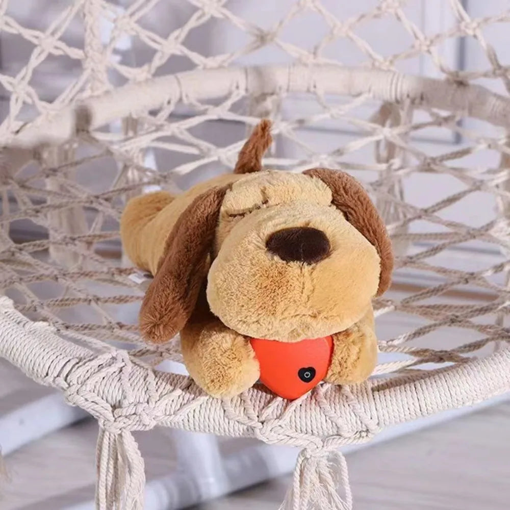 Flauschiger goldener Hundespielzeug mit orangefarbener Herzverzierung auf einem geflochtenen Korb