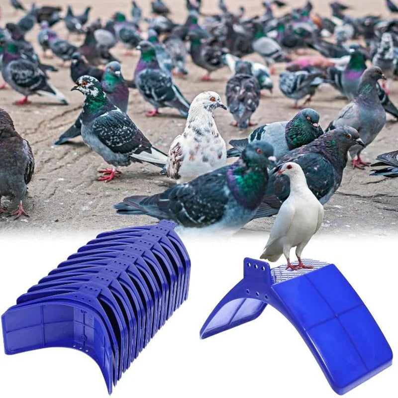 Une pile de perches en plastique bleu pour oiseaux.