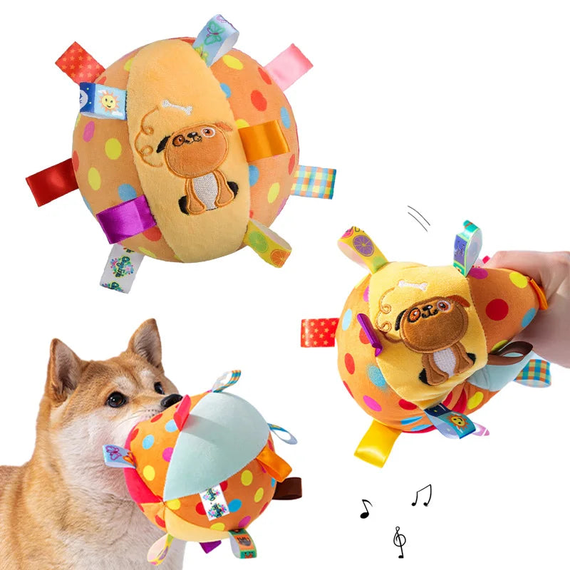 Interaktiver Hundeballspielzeug mit gelb-orangefarbenem Stoffkörper, bunten Akzenten und Nylongriff.