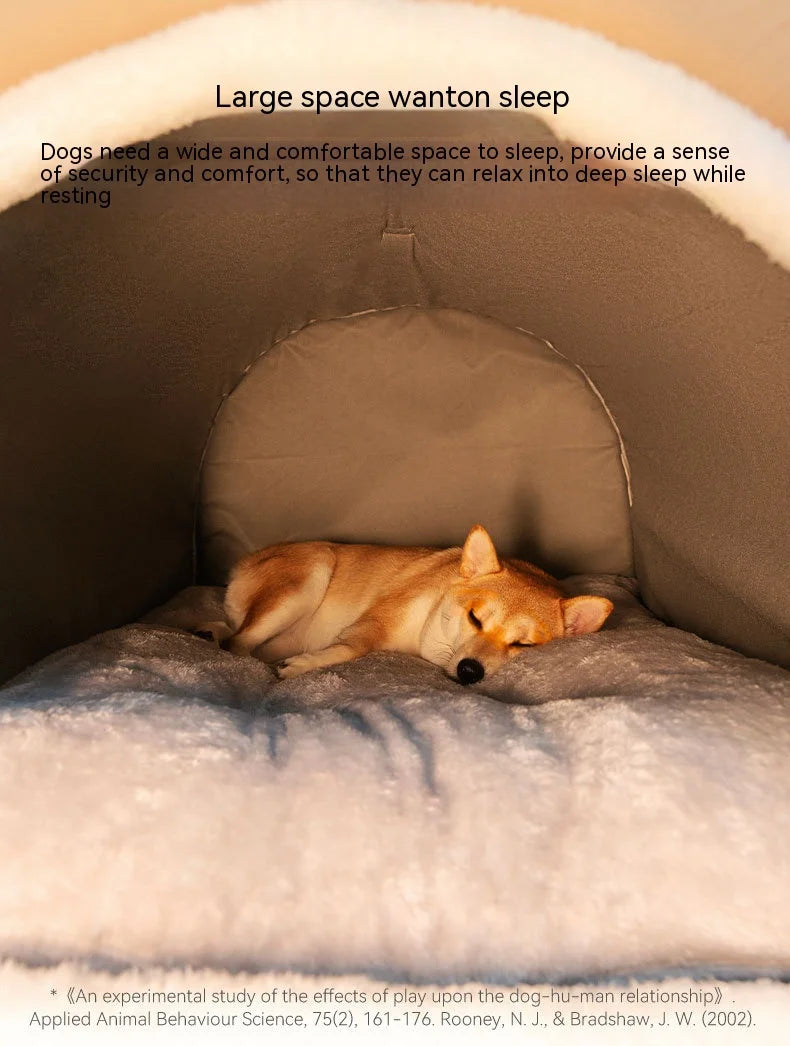 Un chien se repose dans un grand lit nid de tissu doux et clair.