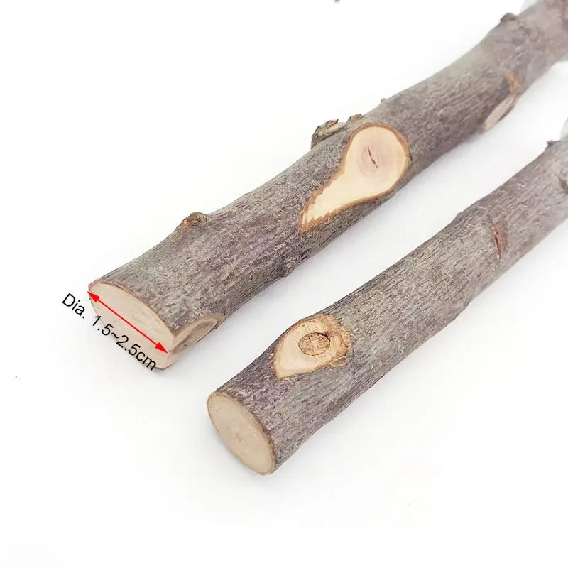Vista cercana de una percha de madera natural con medida de diámetro marcada en el extremo.