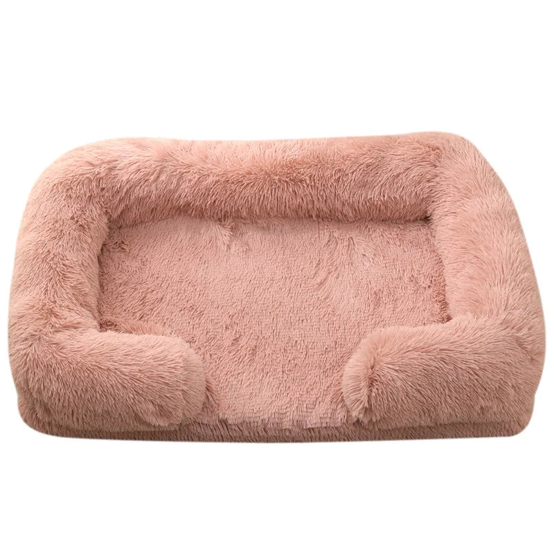 Ein großes, flauschiges Hundebett mit abnehmbarem, hellrosa Kunstfellüberzug.