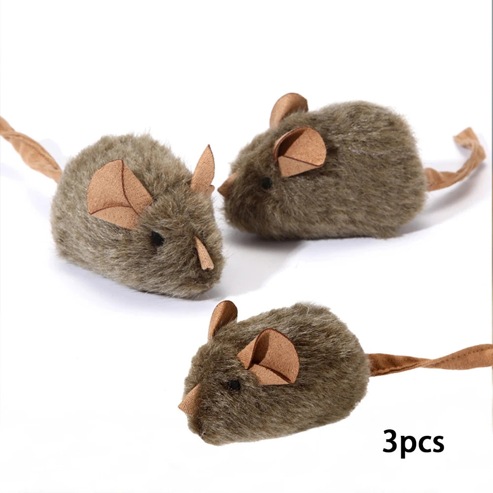 Trois jouets de souris en feutrine grise réalistes pour chats, montrant différents angles.