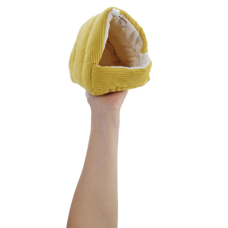 عش قطني دافئ لببغاء داخل القفص