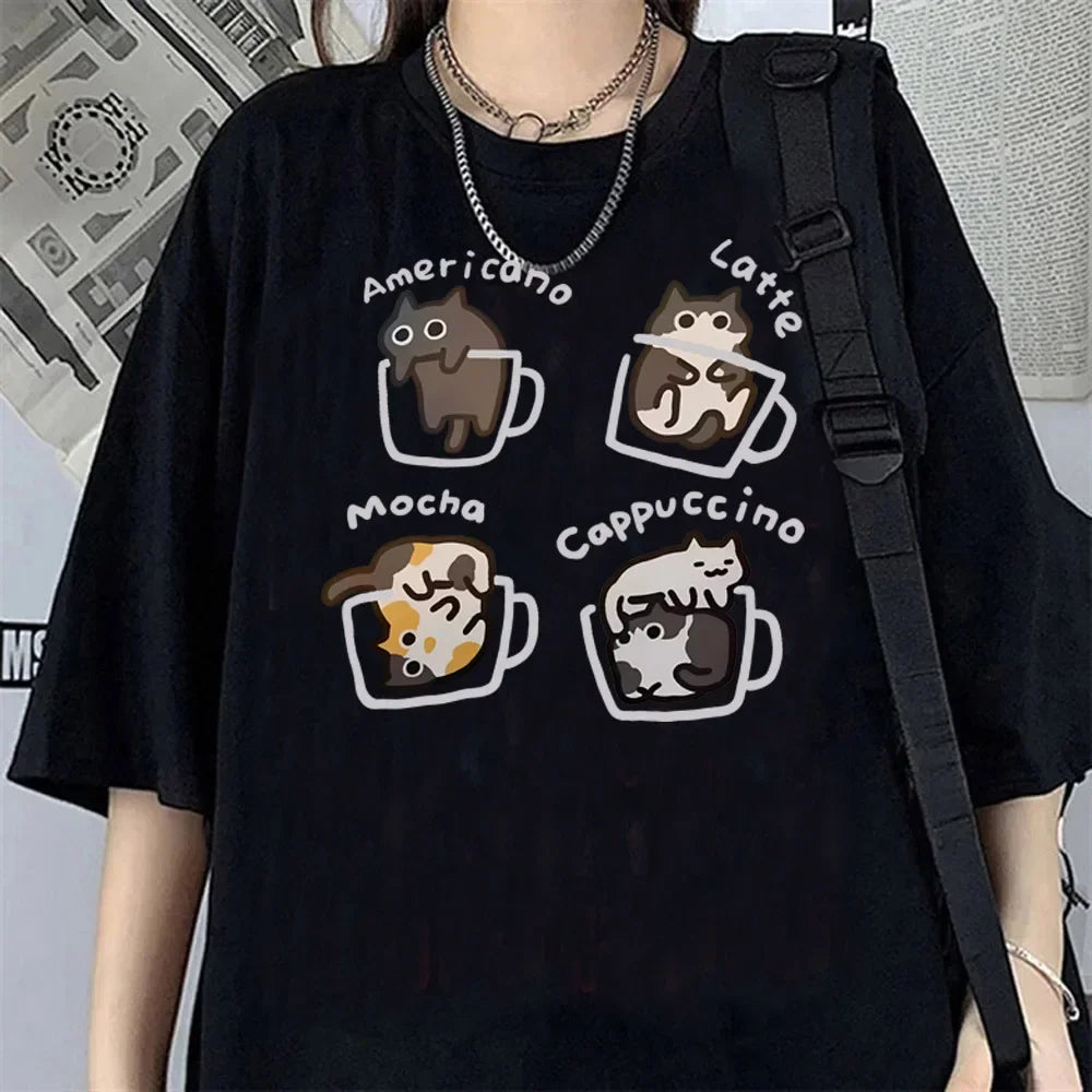 Camiseta negra de mujer con ilustraciones de gatos en diversas tazas de café.
