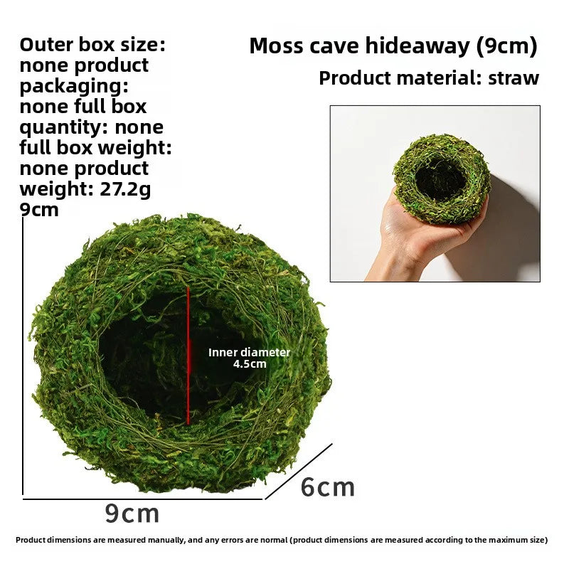 A hand holds a round, green moss cave hideaway made of straw with an inner diameter of 4.5cm.