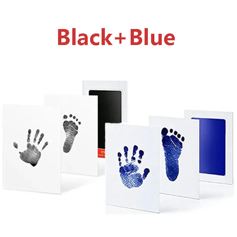 Kit d'empreintes de main et de pied bébé noir et bleu pour souvenirs, présenté sur des cartes blanches.