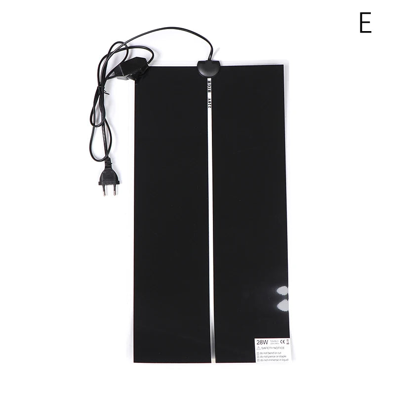 Schwarze, verstellbare Tierwärmemat mit Kabel vor weißem Hintergrund.
