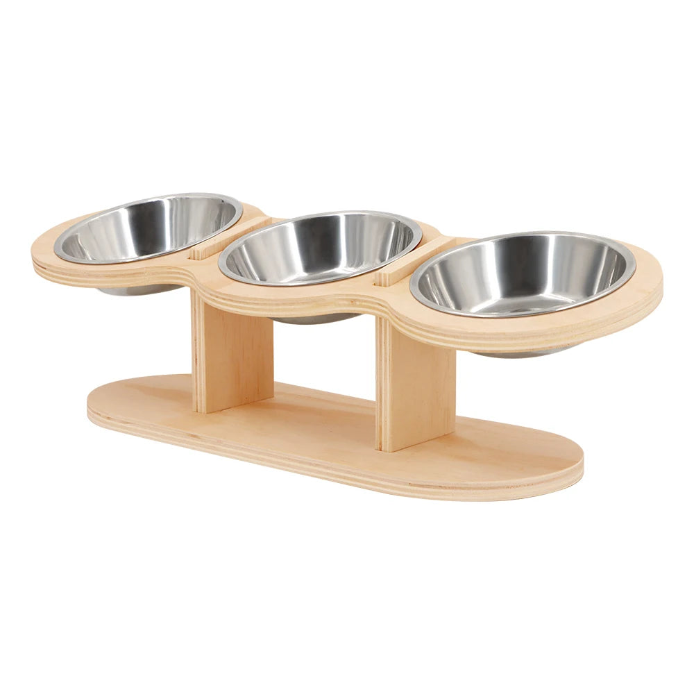 Un distributeur à nourriture pour animaux surélevé en bois clair avec trois bols en acier inoxydable.