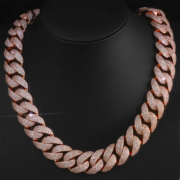 Nahaufnahme einer rosegoldvergoldeten Cuban-Link-Kette mit Diamanten, präsentiert auf einer schwarzen Display-Statue.