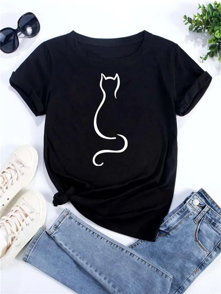 Camiseta negra de manga corta con un dibujo de gato en blanco, junto a gafas de sol y jeans.