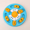 Jouet distributeur à puzzle bleu pour chiens et chats avec diverses formes en silicone jaune et blanc.