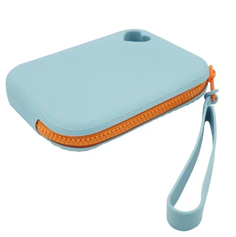 Bolsa de silicona azul claro para premios de perro con ribete naranja y correa.