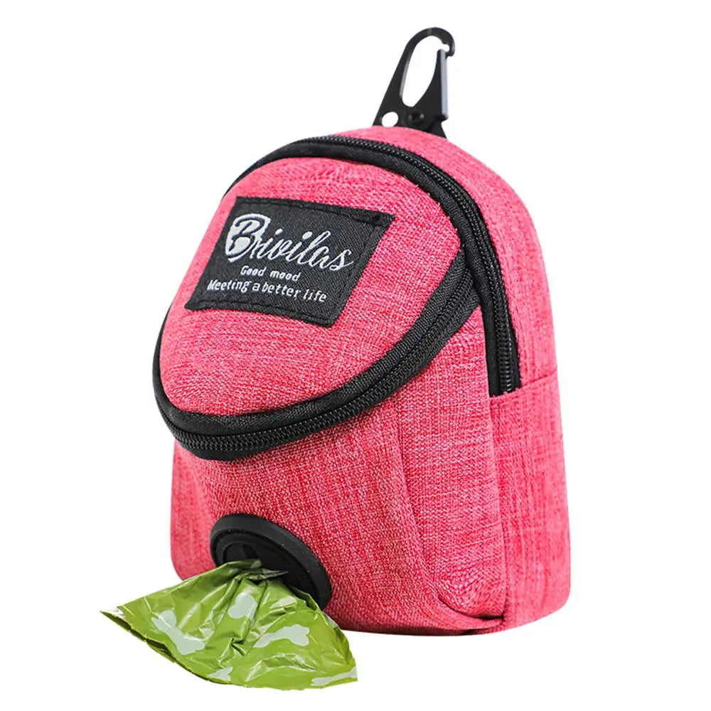 Sachet portable rose pour récompenses de chien avec distributeur noir pour sacs d'excréments.