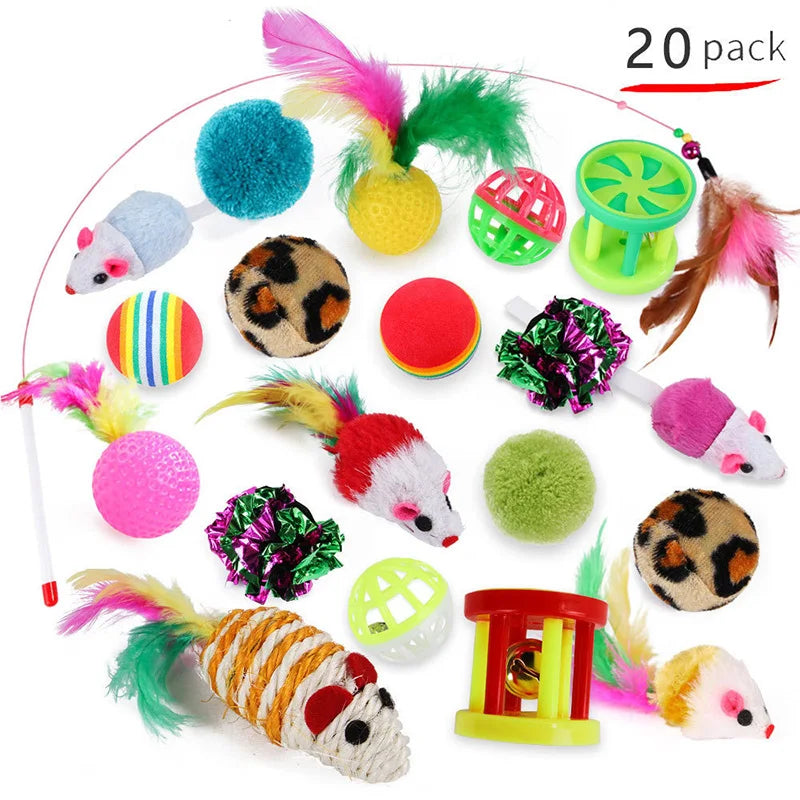 Un assortiment de jouets pour chat comprenant des boules en sisal, des jouets à clochette et des souris.
