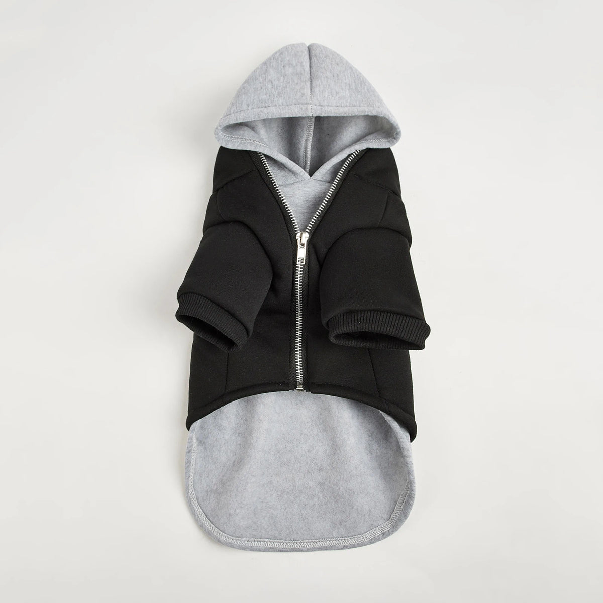 Schwarzes Zip-up-Hoodie mit grauem Kapuzen und passender grauer Innenfutter.