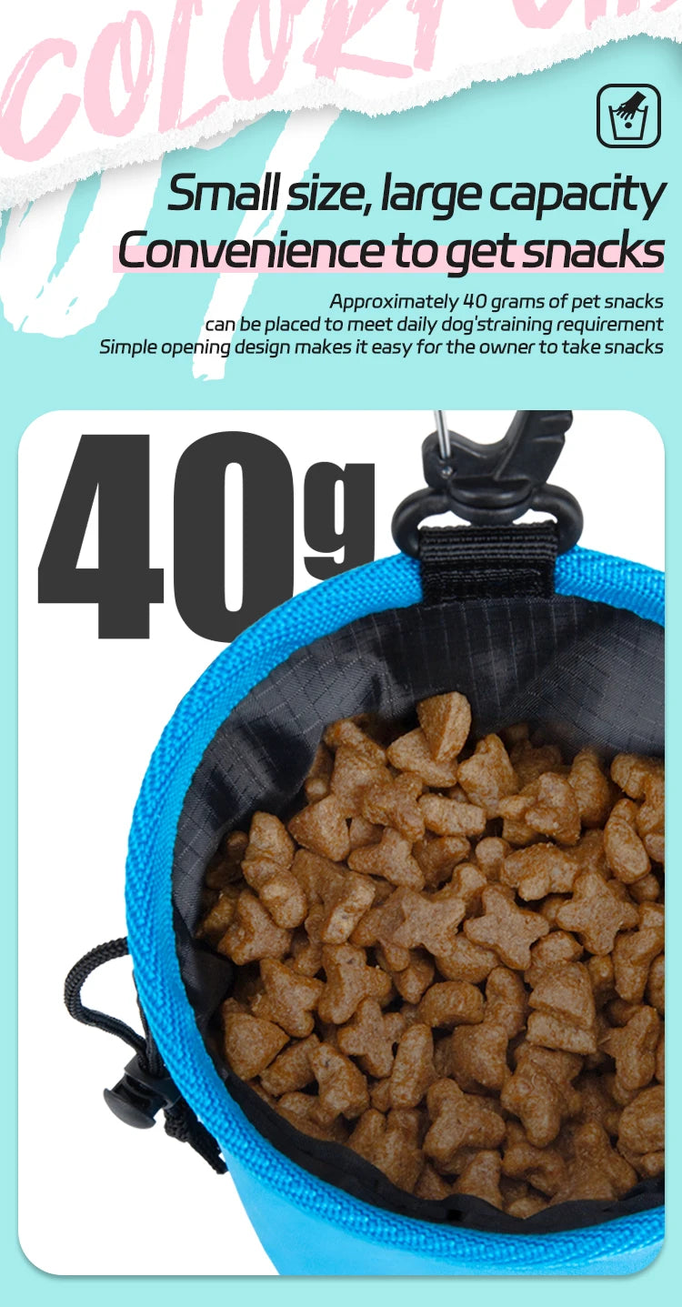 Una bolsa azul llena de premios para perros marrones, enfatizando la conveniencia para el entrenamiento canino.