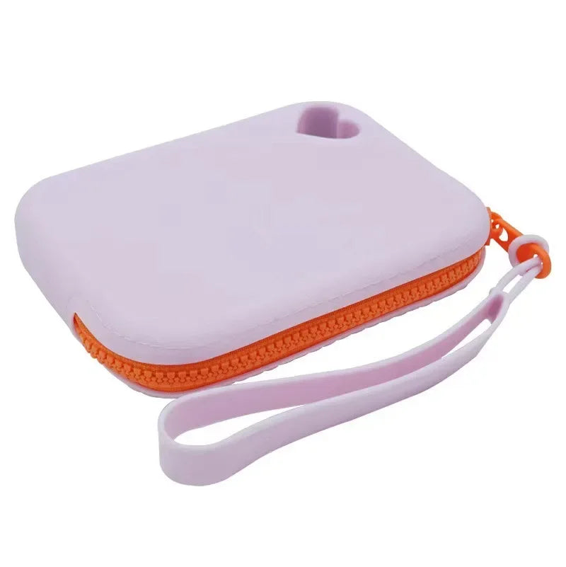 Bolsa de silicona lila claro con ribete naranja y correa flexible para guardar premios de perro.