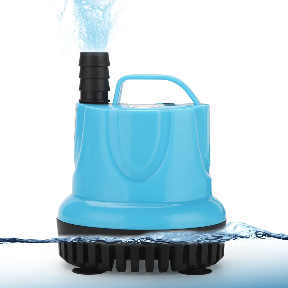 Blauer Tauch-Aquarienförderpumpe wird gezeigt, wie Wasser herausgepumpt wird.