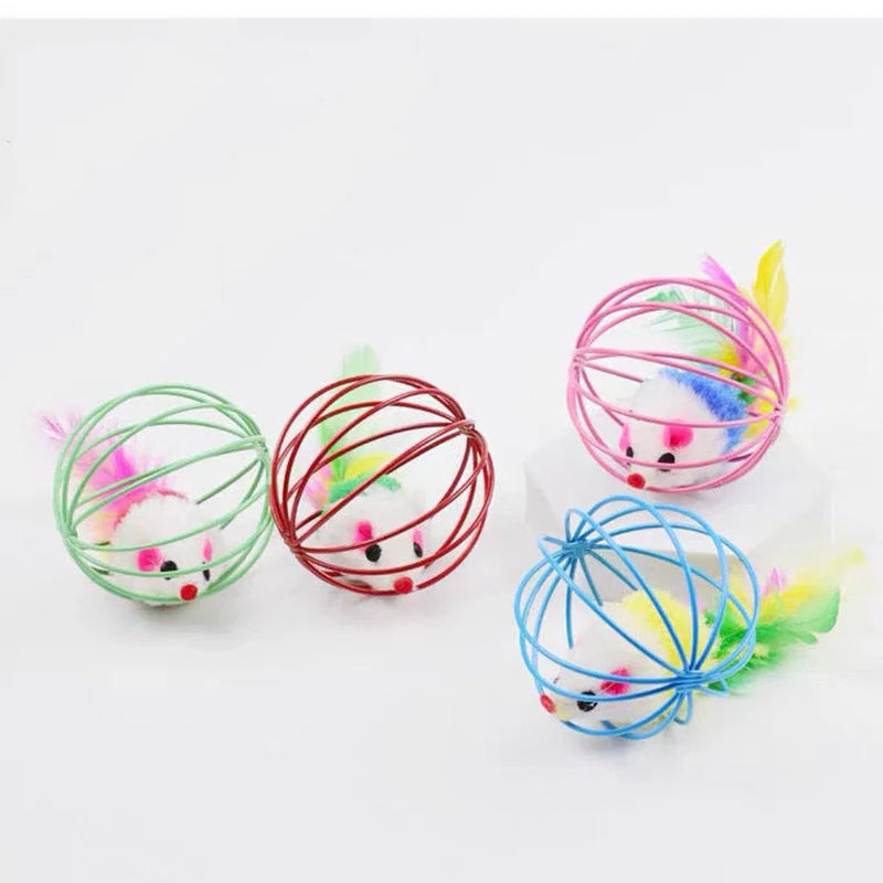 Drei bunte Metall-Mauskatze-Spielzeuge in rosa, rot und blauem Drahtdesign auf weißem Untergrund.